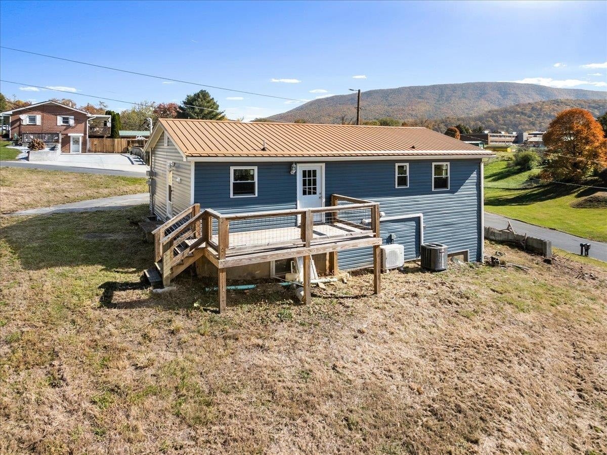 101 WARNER Street, Narrows, VA 24124