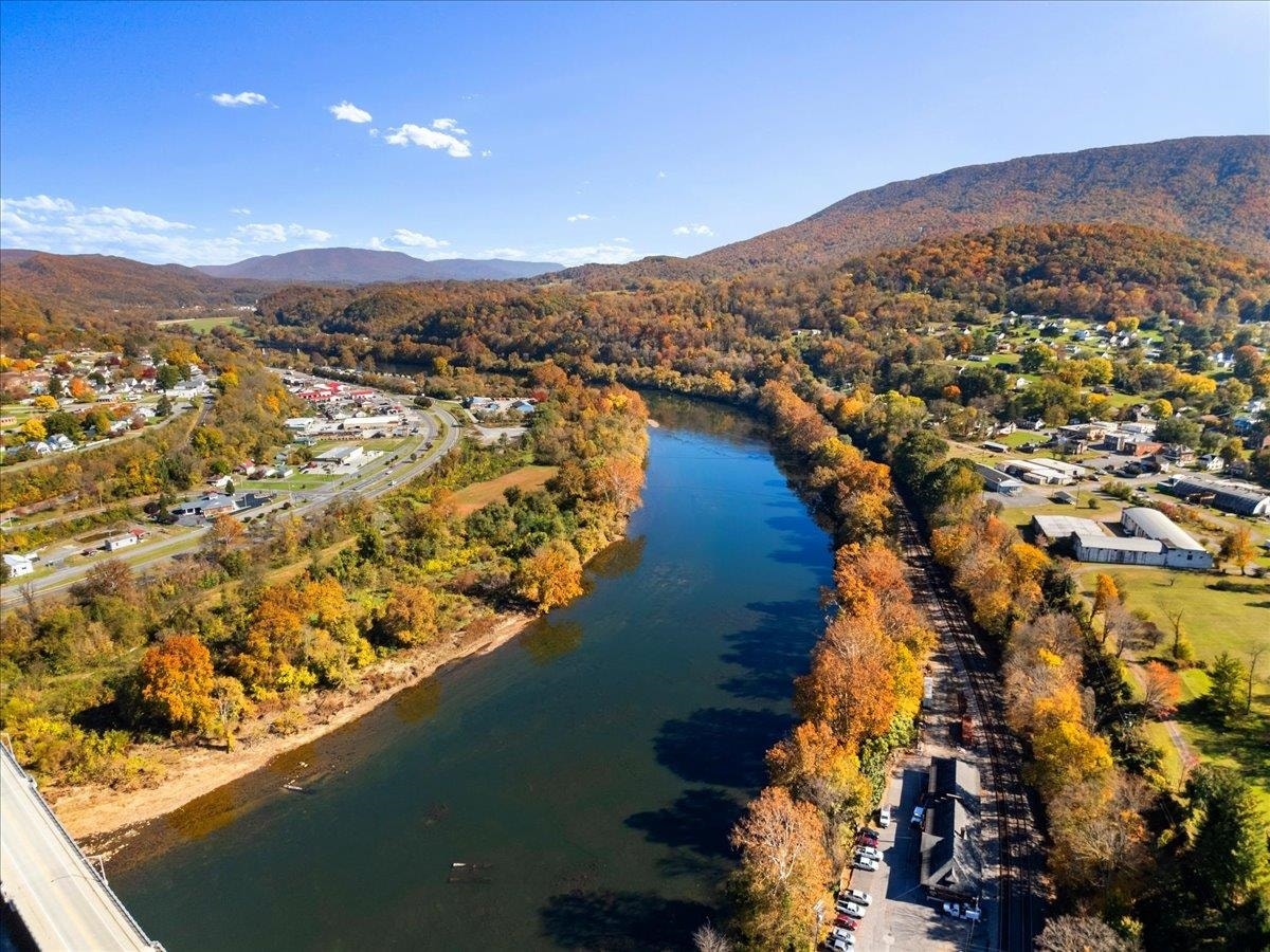 101 WARNER Street, Narrows, VA 24124
