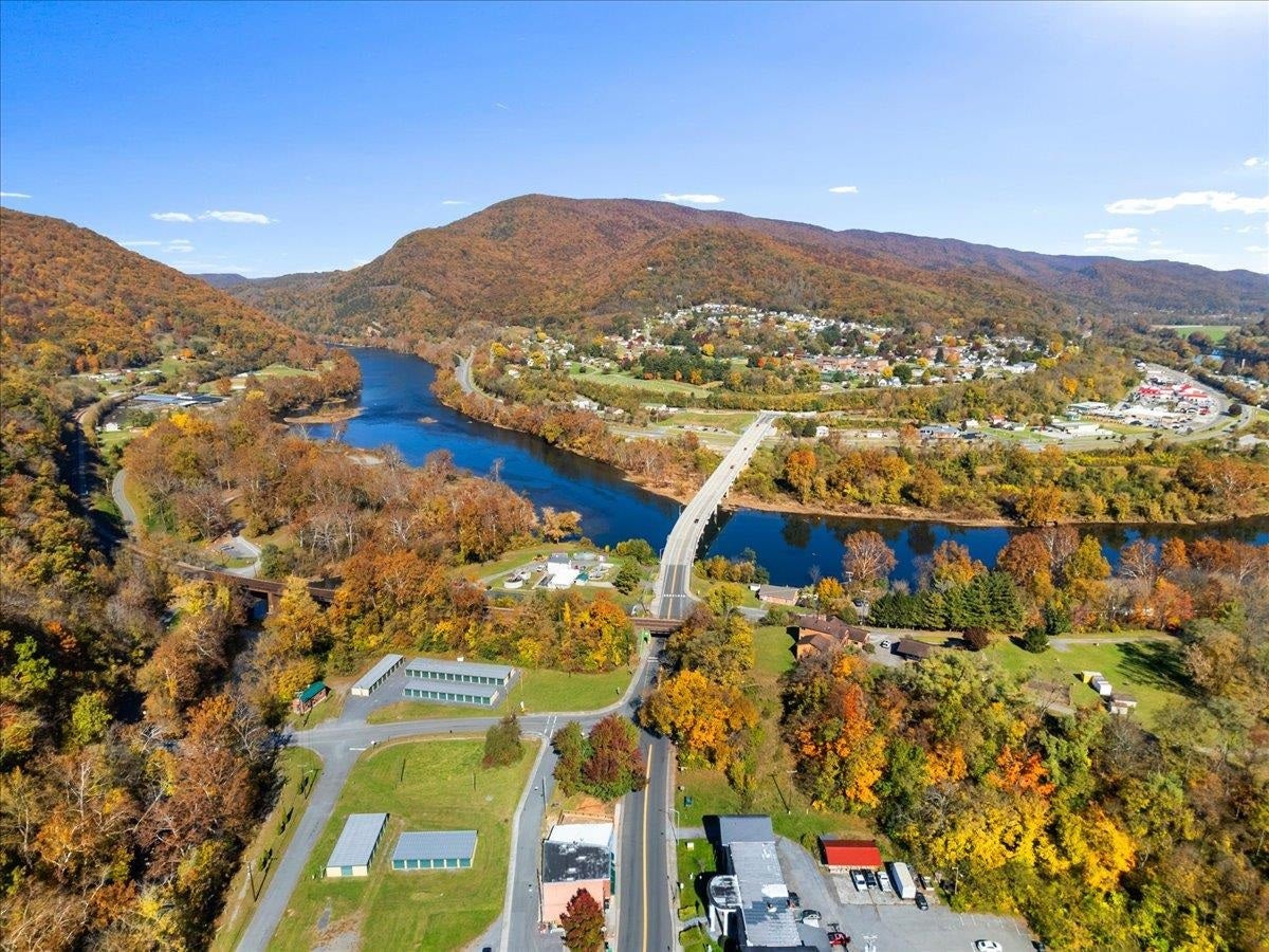 101 WARNER Street, Narrows, VA 24124