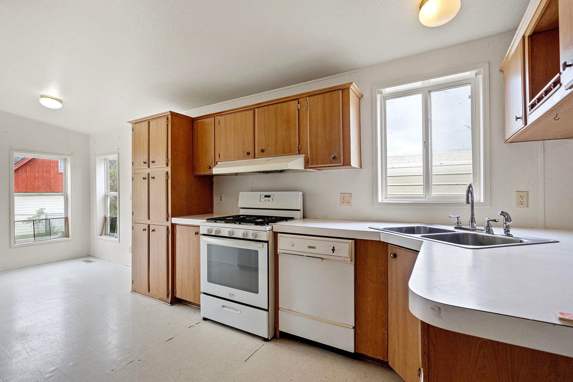 15 Church Lane, Klamath, CA 95548-9328