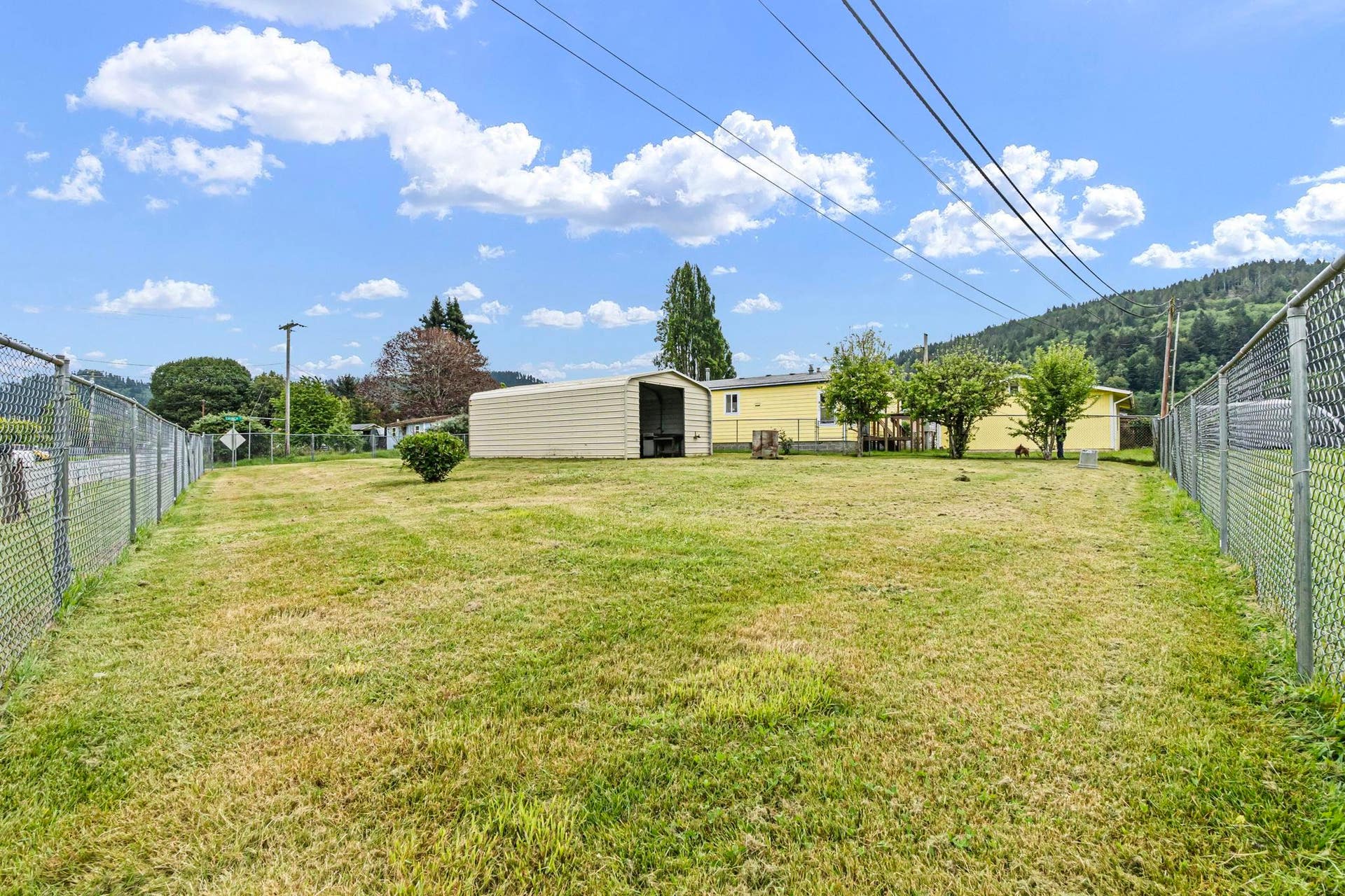 15 Church Lane, Klamath, CA 95548-9328