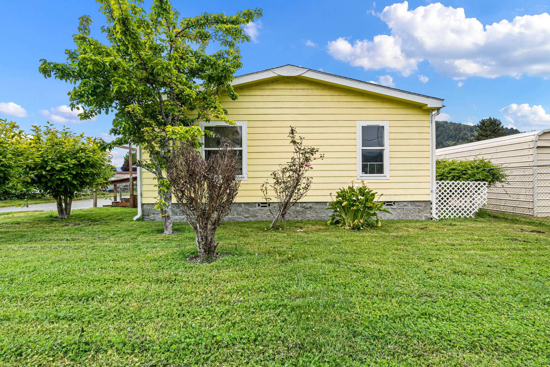 15 Church Lane, Klamath, CA 95548-9328