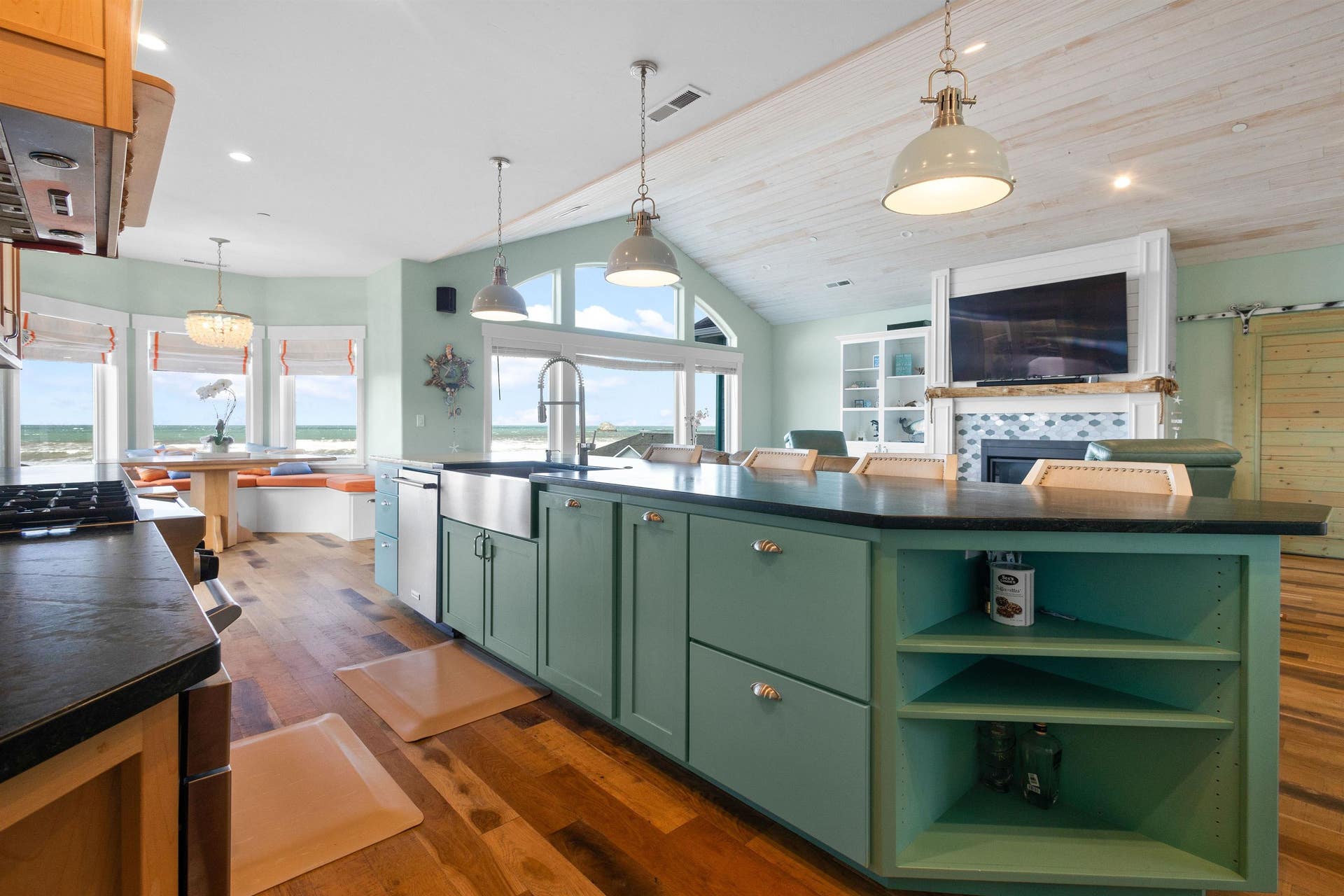220 Shoreline Drive, Smith River, CA 95567