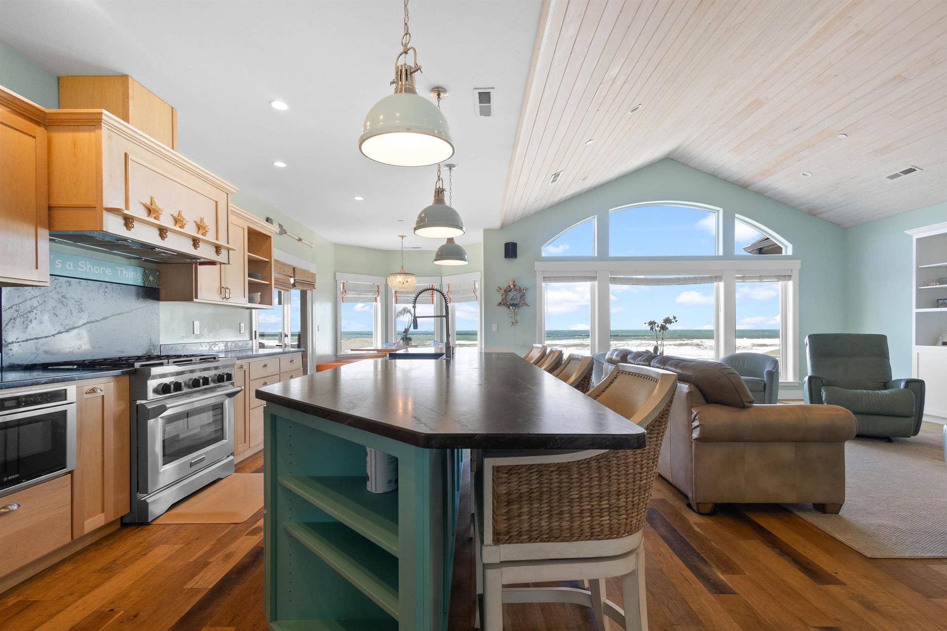 220 Shoreline Drive, Smith River, CA 95567