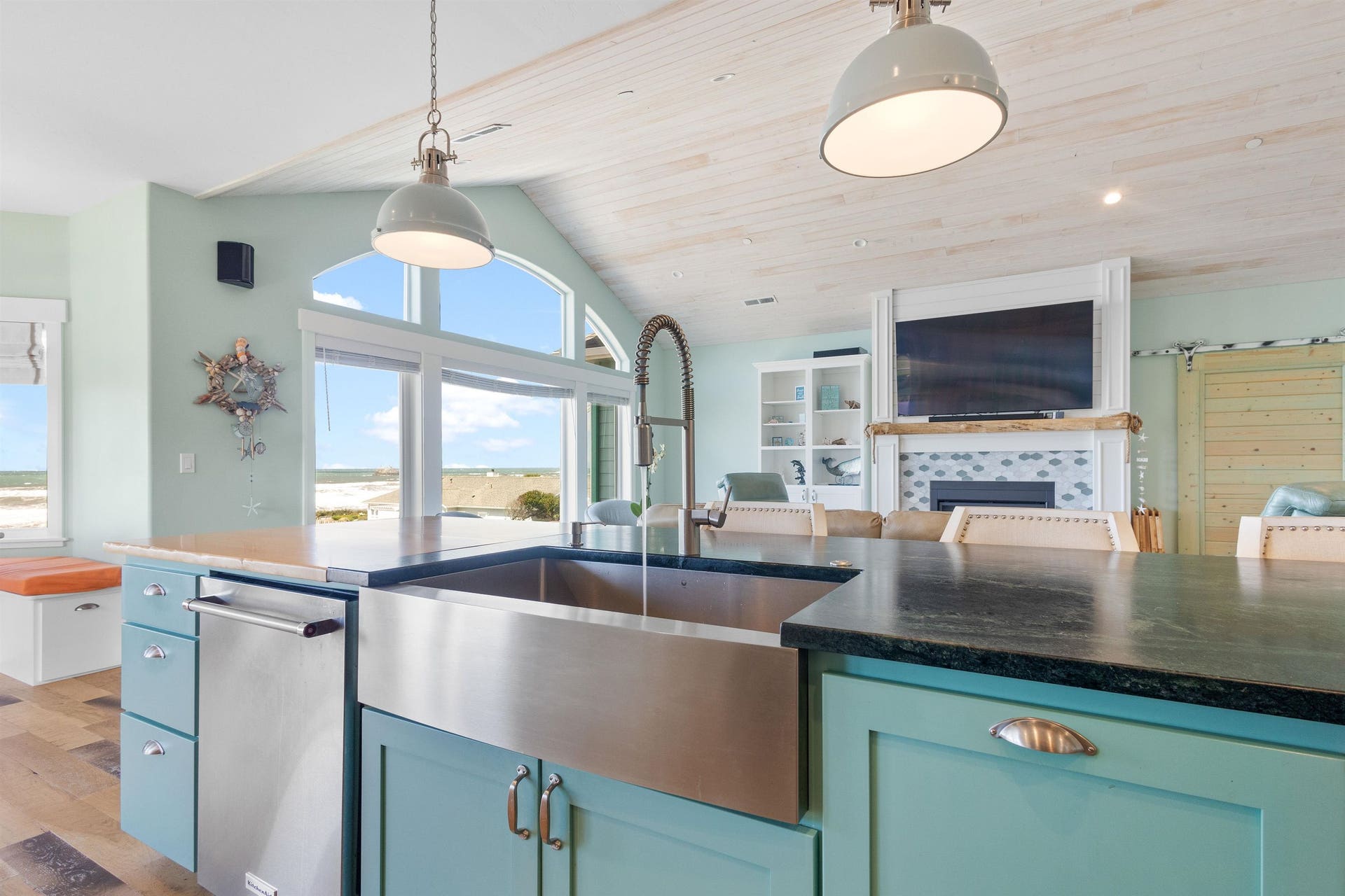 220 Shoreline Drive, Smith River, CA 95567