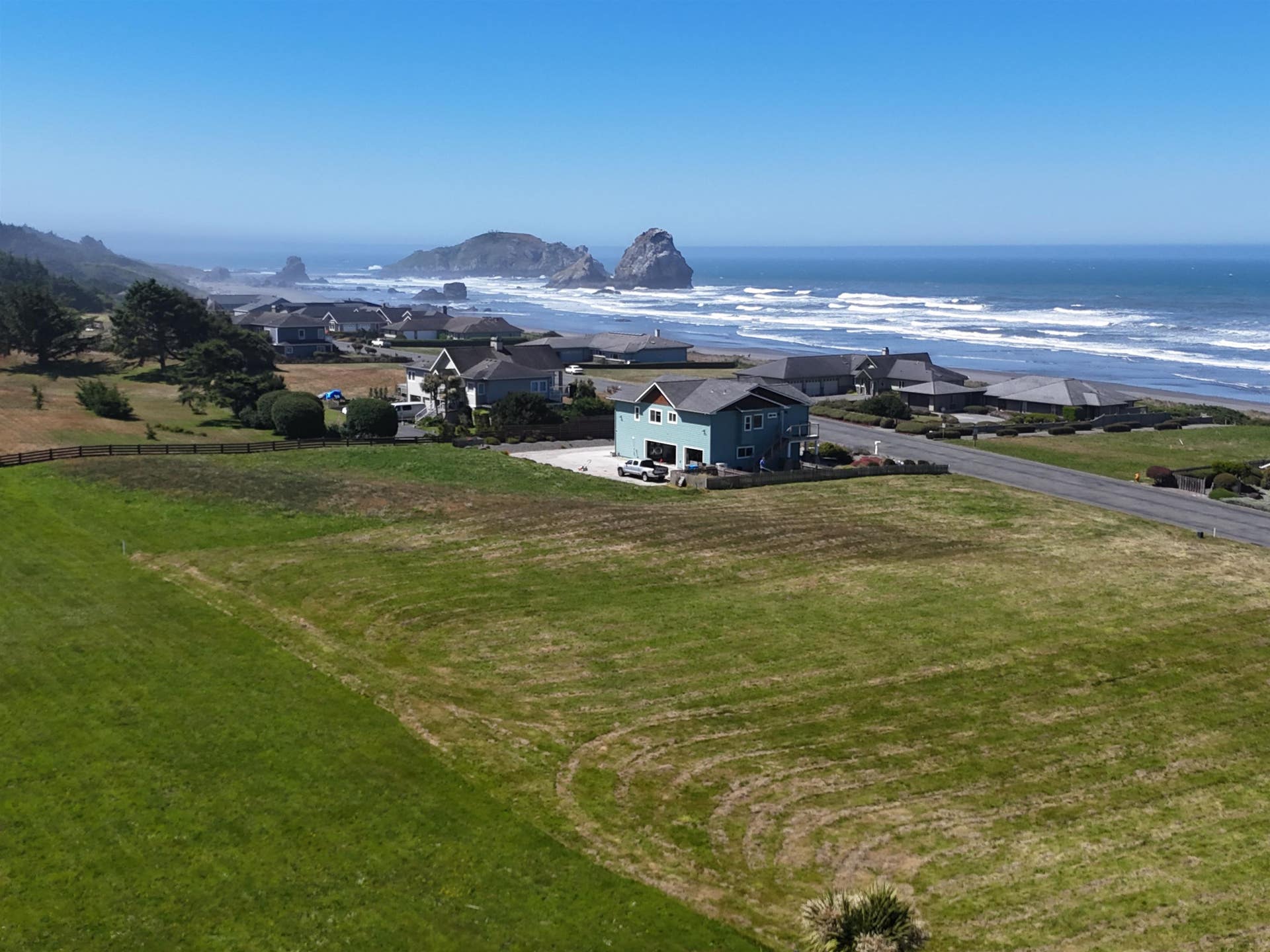 220 Shoreline Drive, Smith River, CA 95567