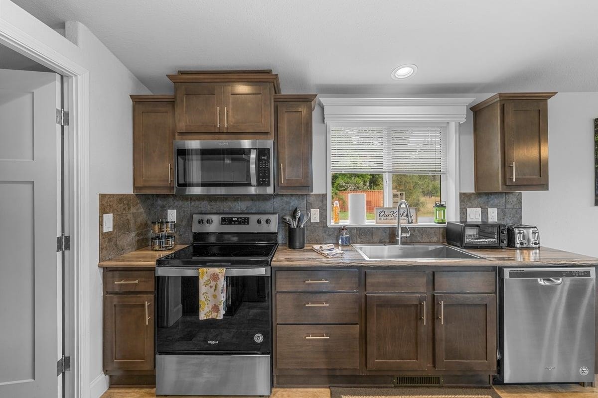 400 Paige Lane, Crescent City, CA 95531