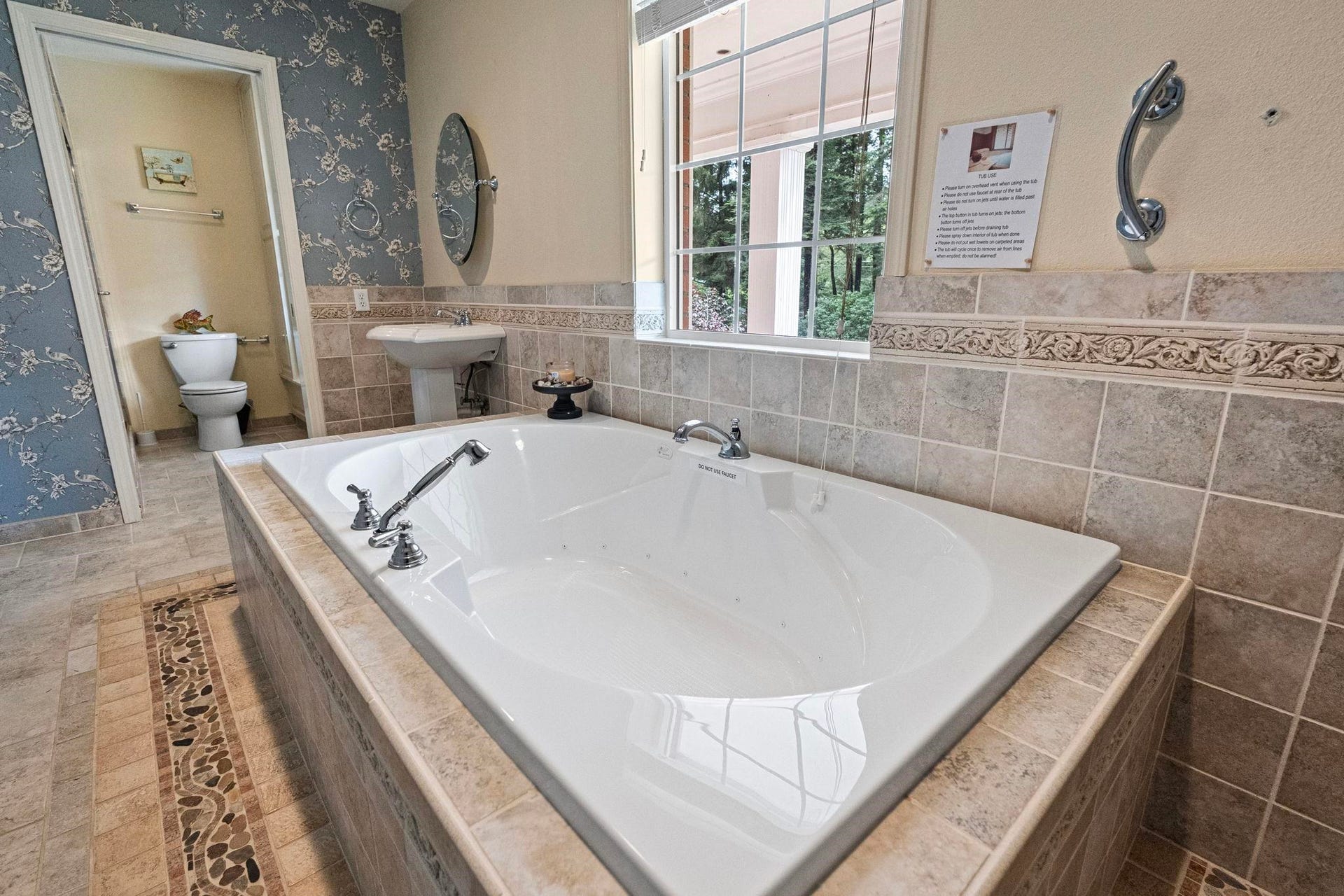 1020 Blackwell Lane, Crescent City, CA 95531-8810