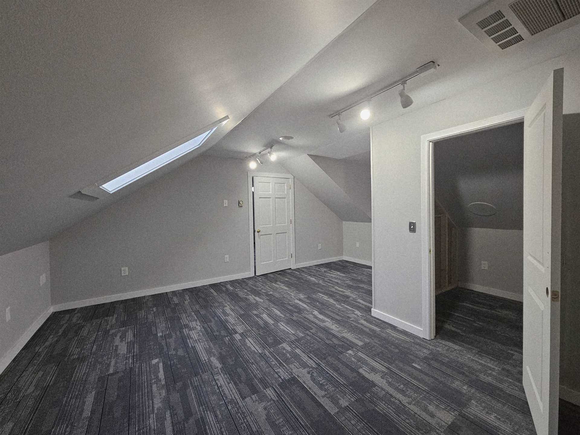 Suite C-Entry Room with Closet