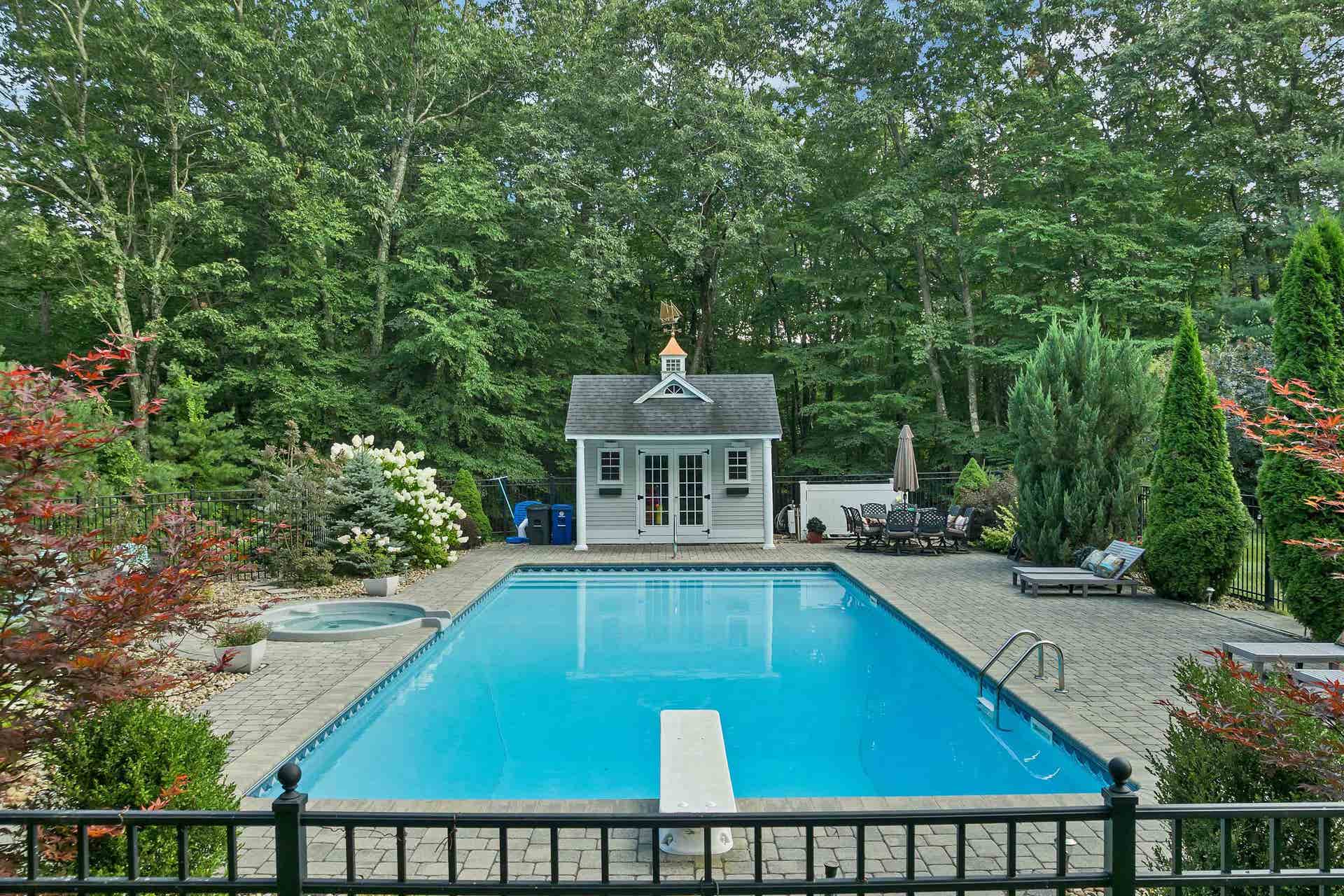 8 Hemlock Lane, Groveland, MA 01834