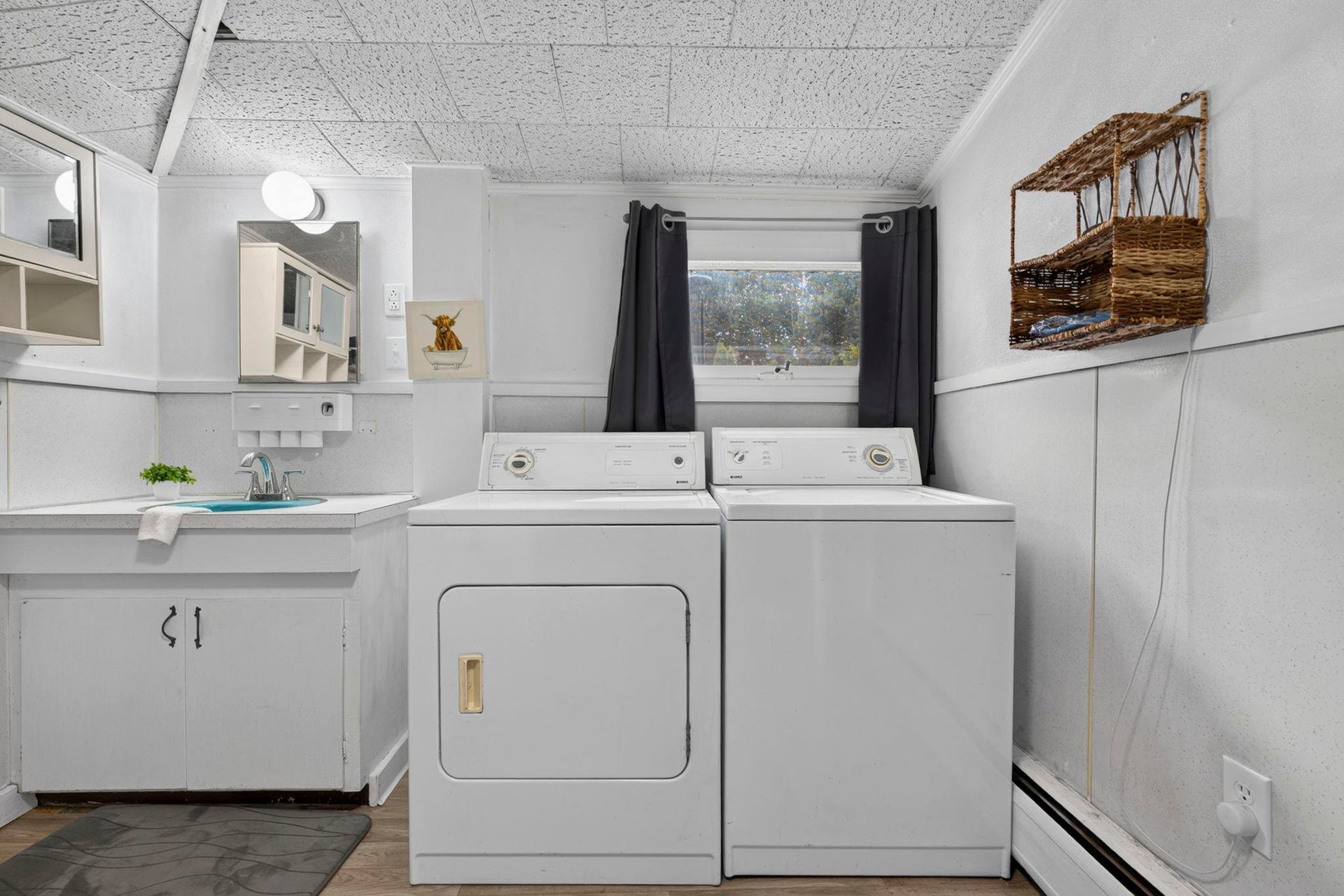 Full Bathroom w/ Laundry