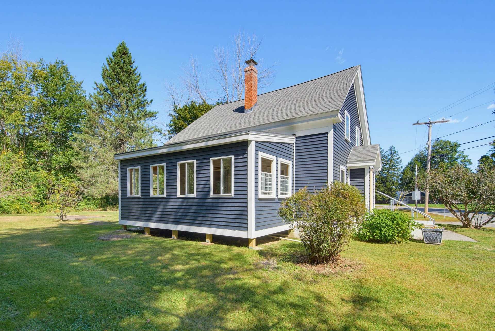 House with 3 season porch