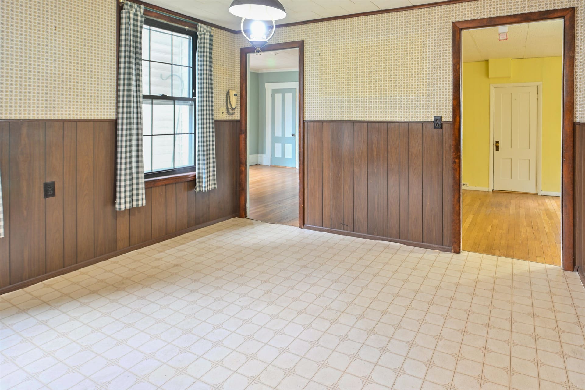 Large eat-in kitchen space