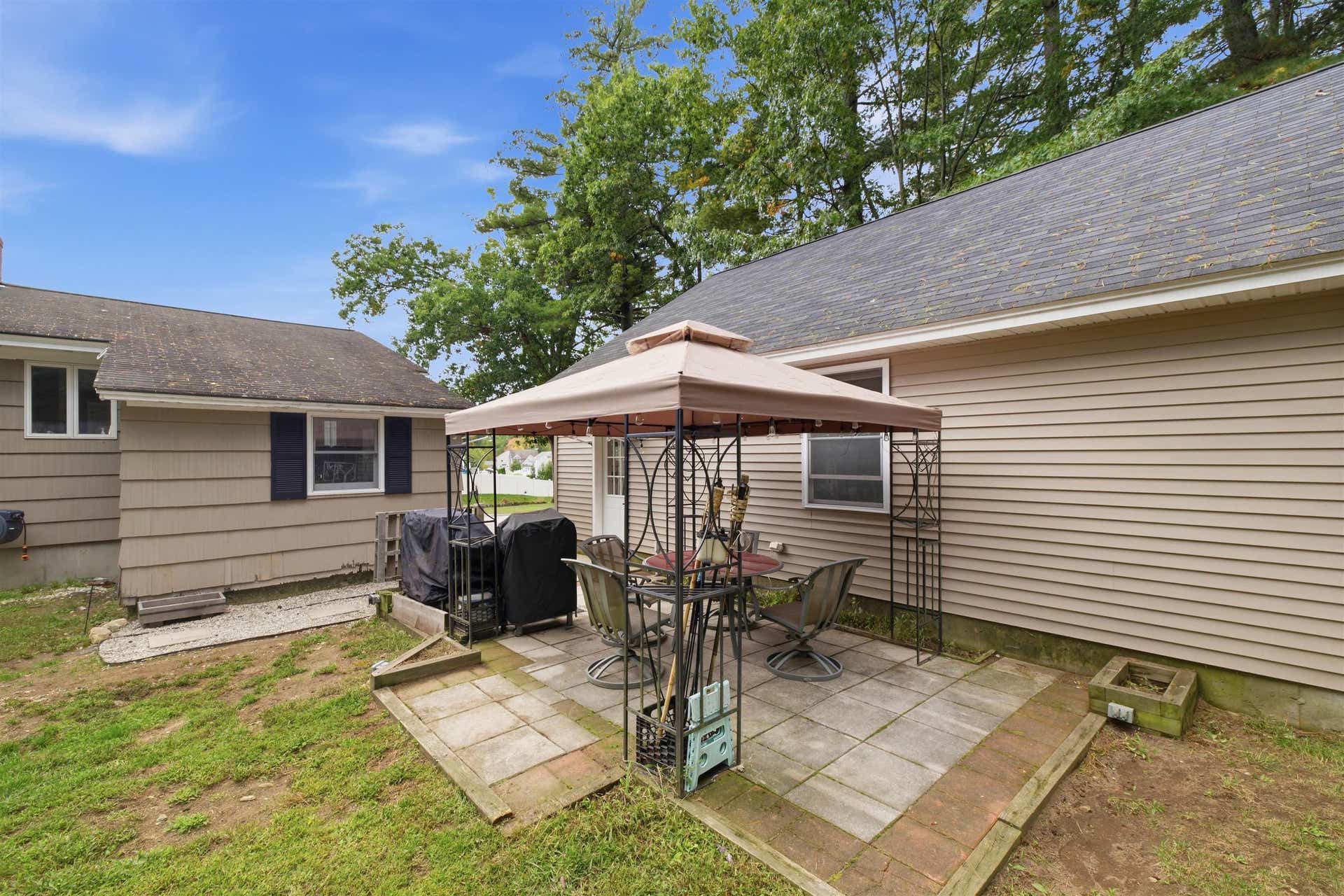 38 Eayers Pond Road, Hudson, NH 03051