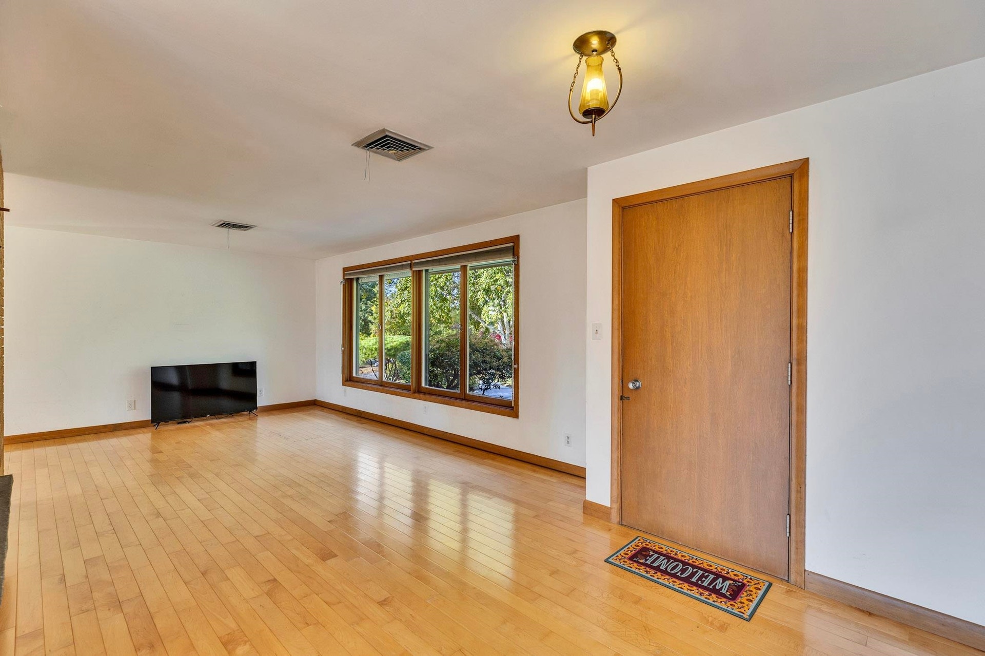 161 Lakeview Lane, Manchester, NH 03104