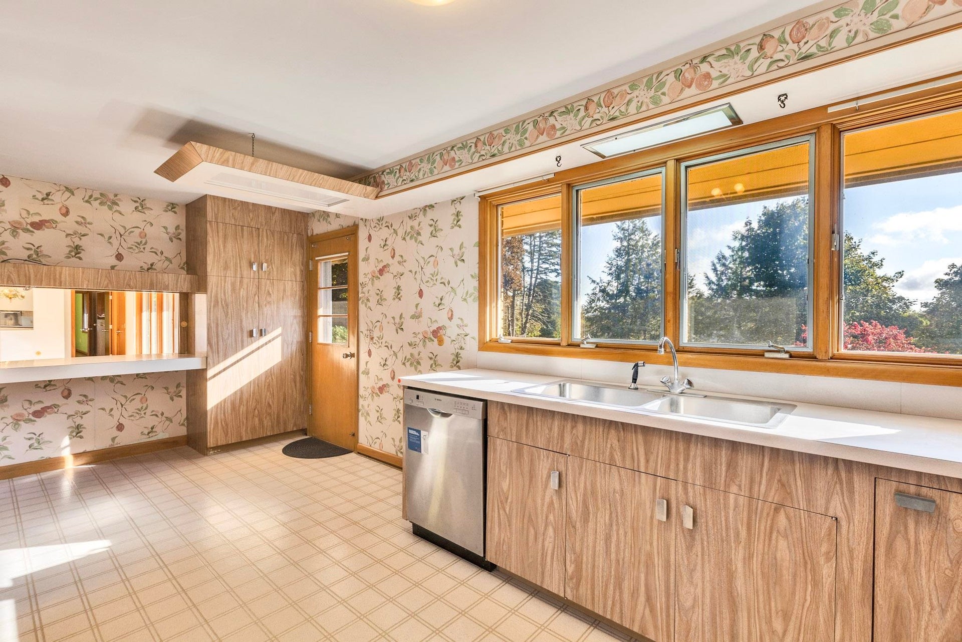 161 Lakeview Lane, Manchester, NH 03104