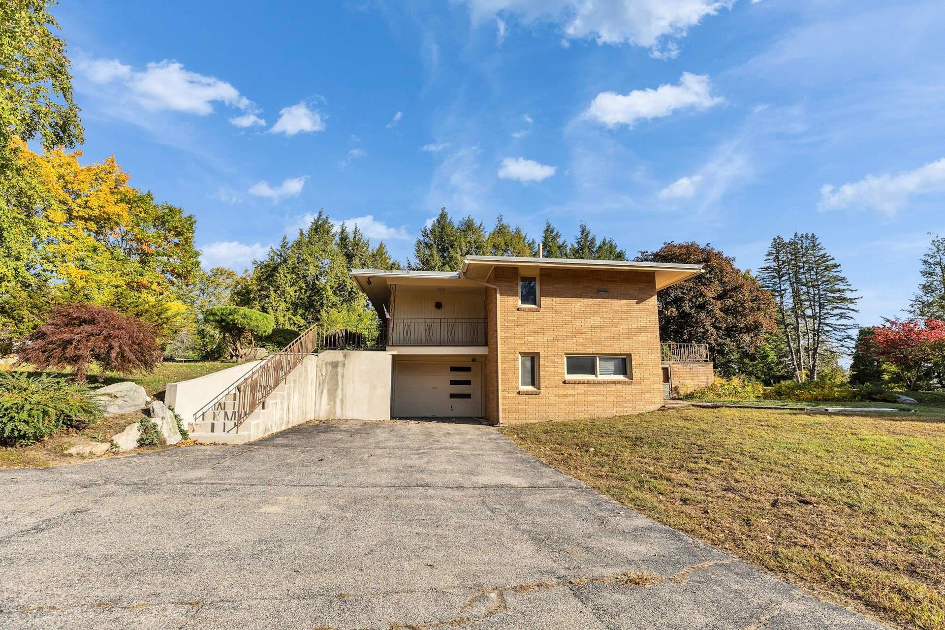 161 Lakeview Lane, Manchester, NH 03104