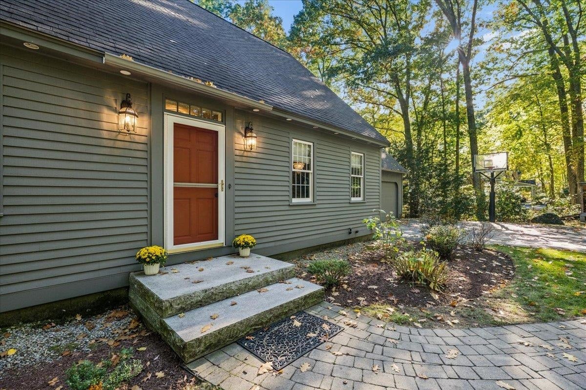 33 Ledgewood Road, Bedford, NH 03110