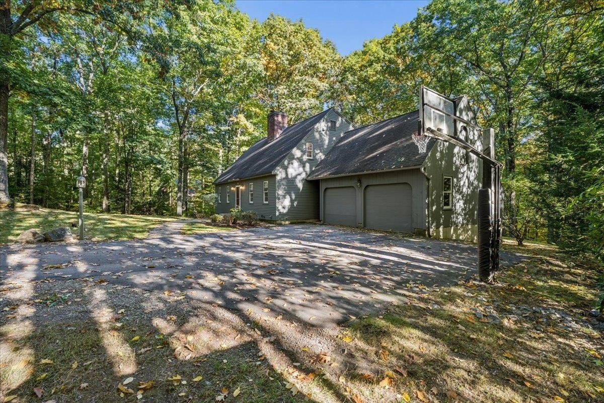 33 Ledgewood Road, Bedford, NH 03110