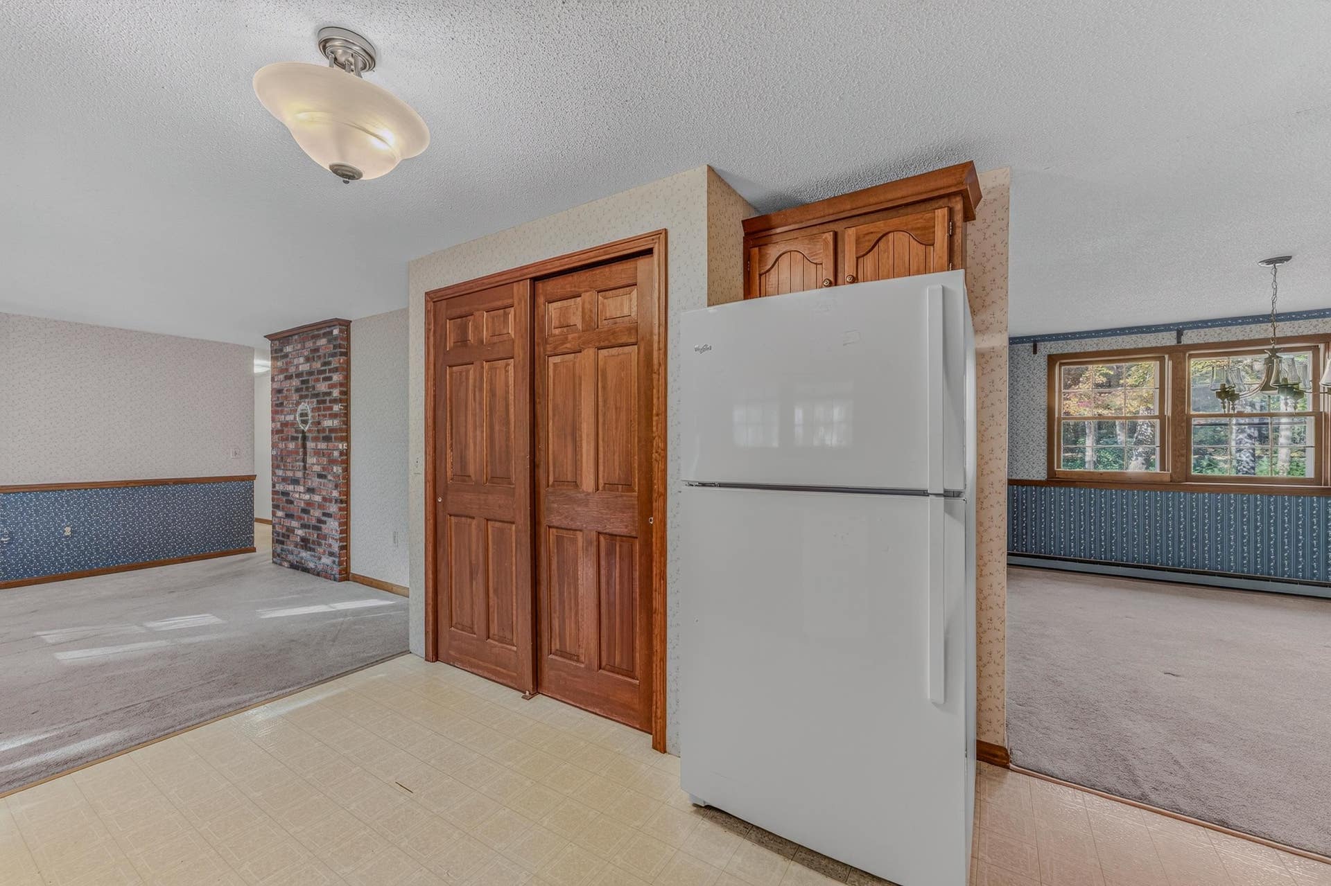 Open to dining and breakfast nook