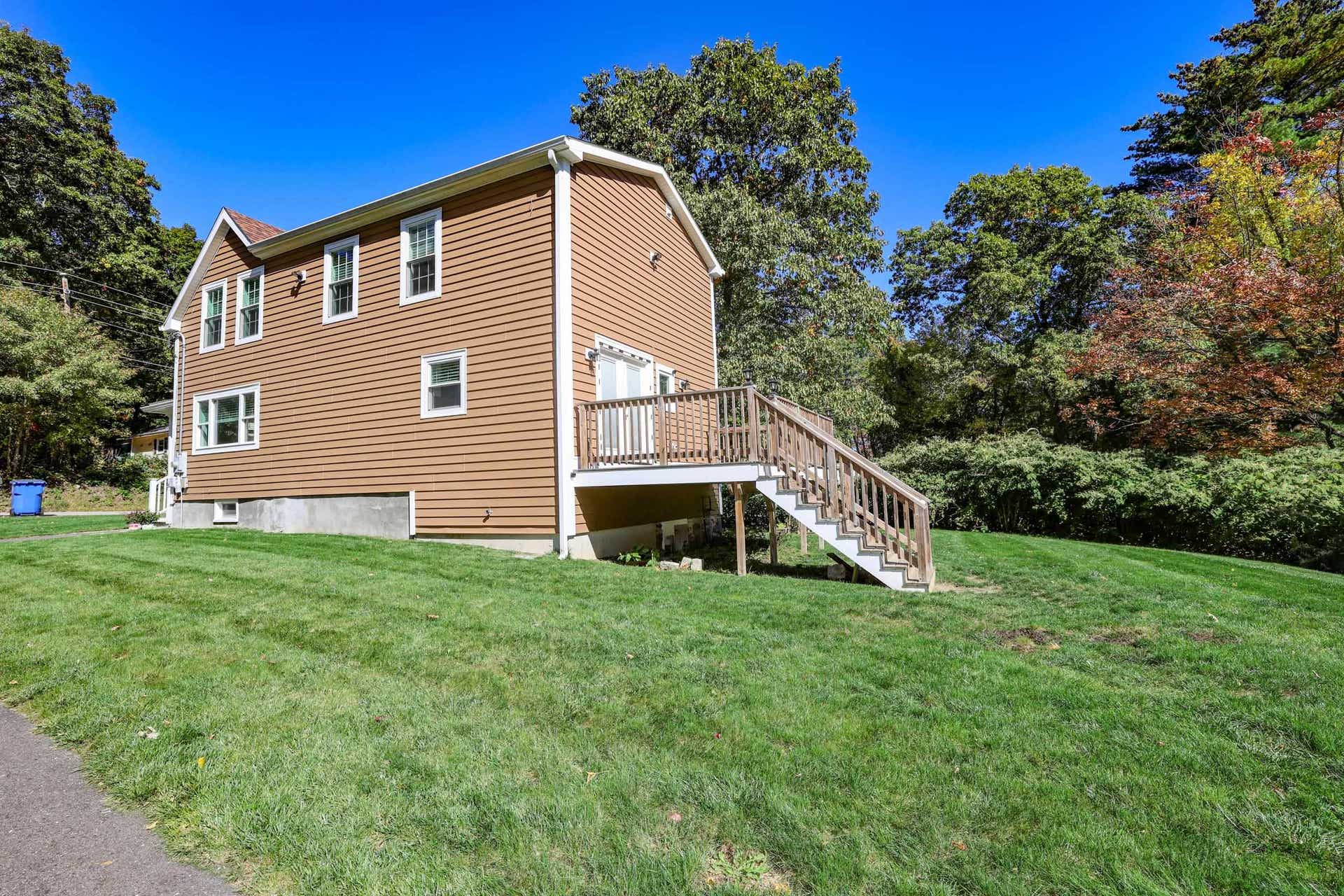 11 Ash Street, Londonderry, NH 03053