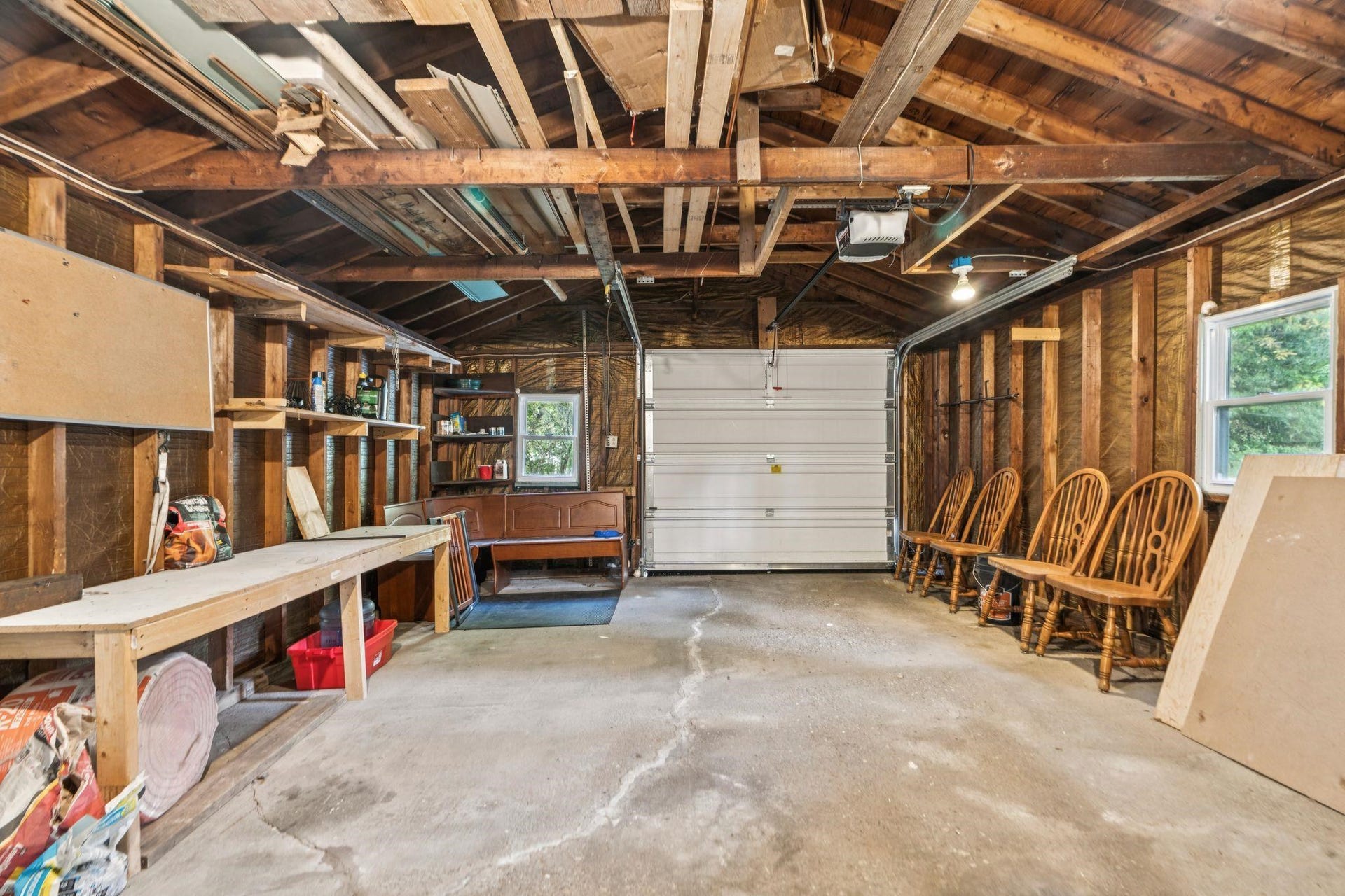 Oversized 1 car garage, direct entry