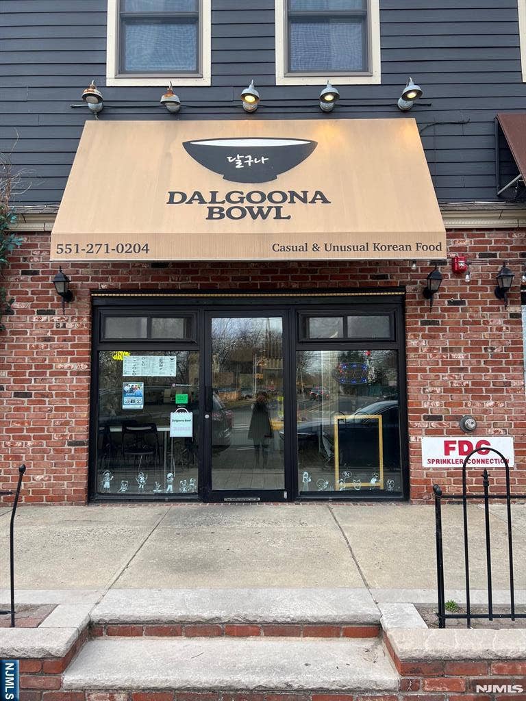 272 Old River Rd, Edgewater, NJ 07020