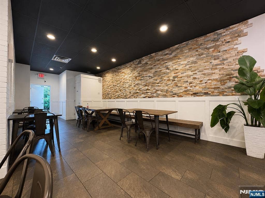 332 Broad Ave, Leonia, NJ 07605